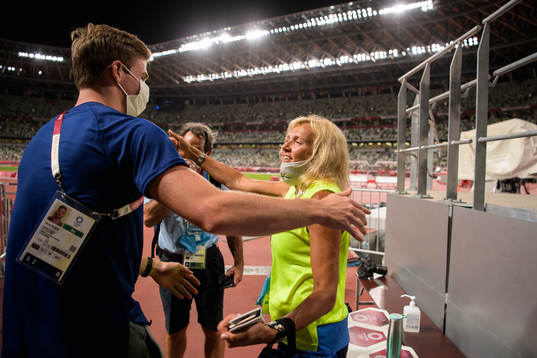 Chris Nilsen of USA hugs Helena Duplantis, mother of Armand