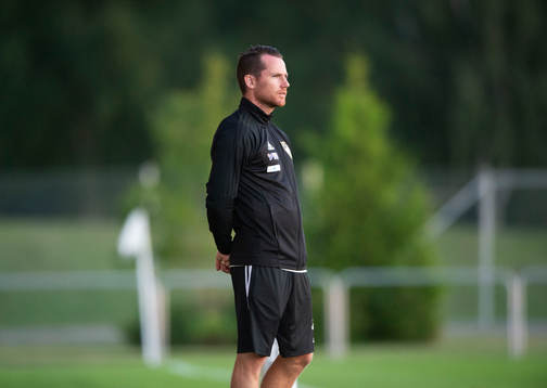 IFK Hässleholms tränare Johan Persson i matchen i