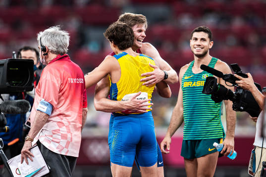 Armand Duplantis of Sweden celebrate his gold with