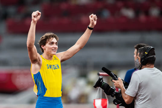 Armand Duplantis of Sweden celebrate his gold