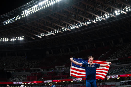Christopher Nilsen of USA celebrate his second place