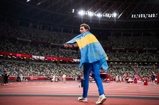Armand Duplantis of Sweden celebrate his first place