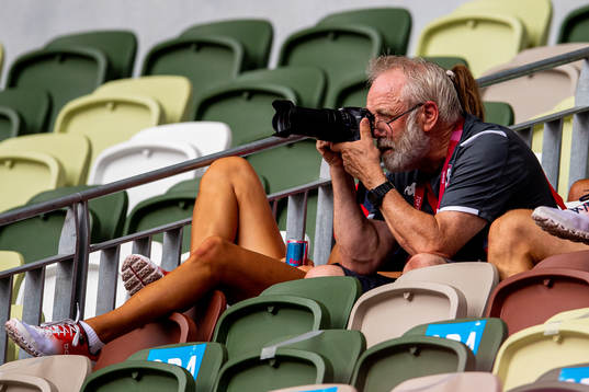 Leif Olav Alnes, coach, takes pictures in the stands