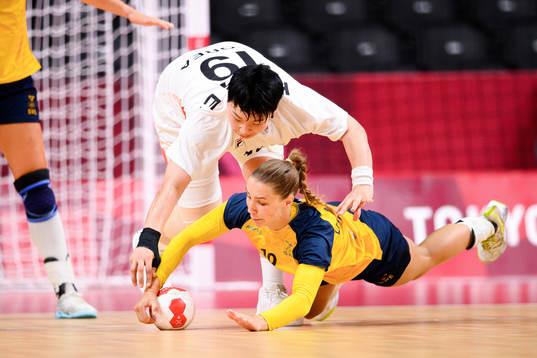 Eunhye Kang of South Korea and Anna Lagerquist of Sweden in