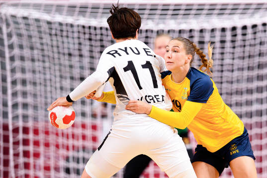 Eun Hee Ryu of South Korea and Anna Lagerquist of Sweden in