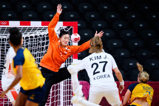 Linn Blohm of Sweden against goalkeeper Hui Ju of South