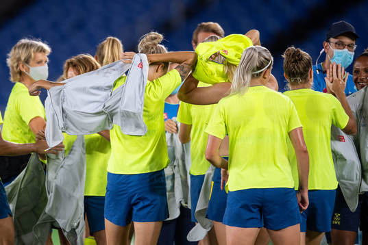 Players of Sweden in cooling vests