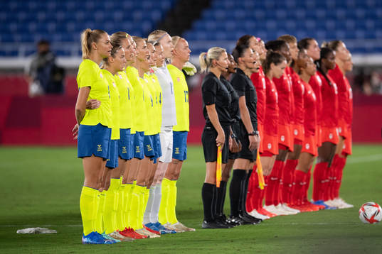 Players of Sweden and of Canada