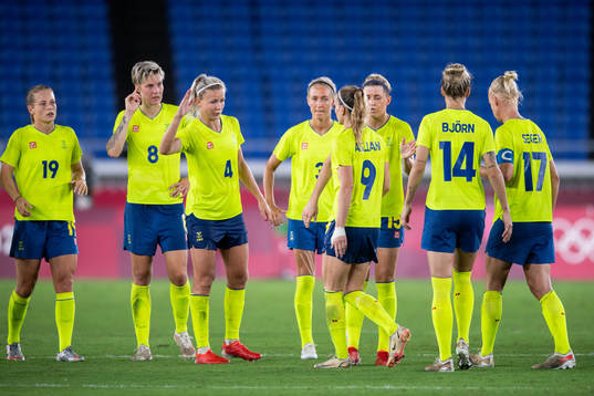 Kosovare Asllani of Sweden and teammates in the women’s