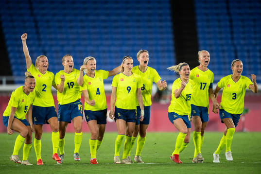 Players of Sweden celebrates in the women’s football final