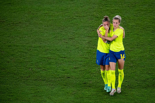 Filippa Angeldahl and Nathalie Björn of Sweden looks