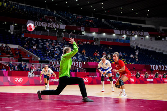goalkeeper Anna Sedoykina of ROC and Nora Mørk of Norway