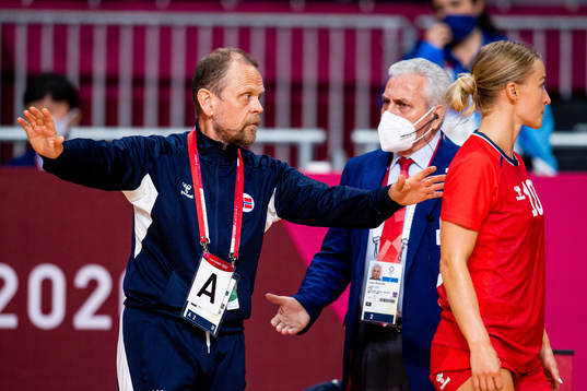 Thorir Hergeirsson, head coach of Norway, and Stine Bredal