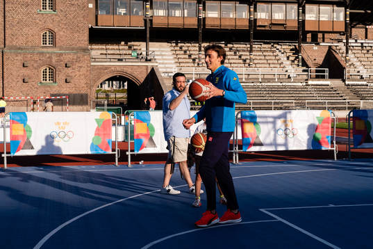 Armand Duplantis plays basketball at a press meet