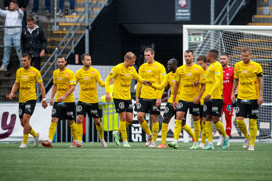 Mjällbys Joel Nilsson jublar med lagkamrater