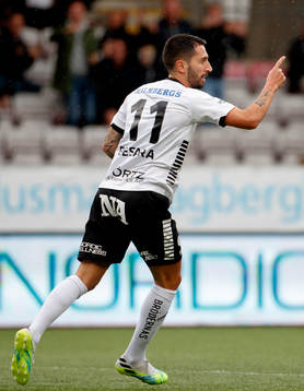 Örebros Nahir Besara gör 1-0 och jublar