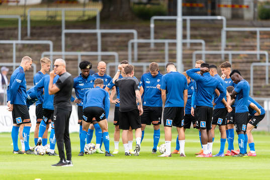 Halmstads spelare före fotbollsmatchen i Allsvenskan