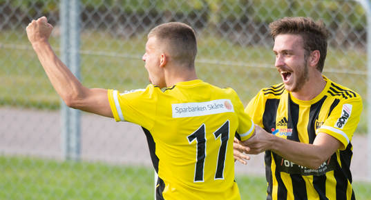 IFK Hässleholms Ivan Danielsson Andanovski grattas av Max