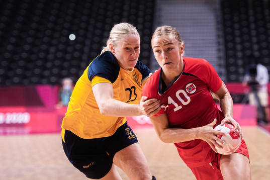 Emma Lindqvist of Sweden and Stine Bredal Oftedal of Norway