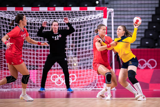 Marit Malm Frafjord of Norway and Melissa Petrén of Sweden