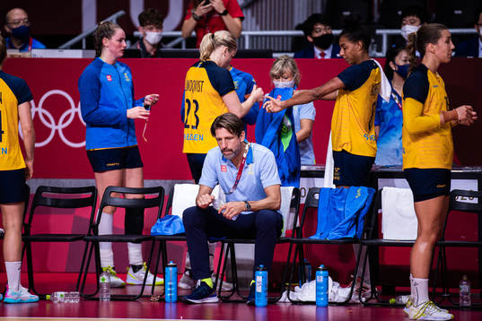 Head coach Tomas Axnér of Sweden looks dejected