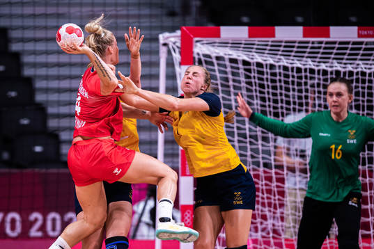 Veronica Kristiansen of Norway and Linn Blohm of Sweden in