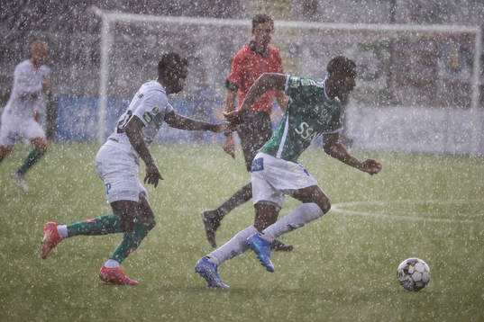 Brages Adil Titi och Jönköpings Eric Johana Omondi