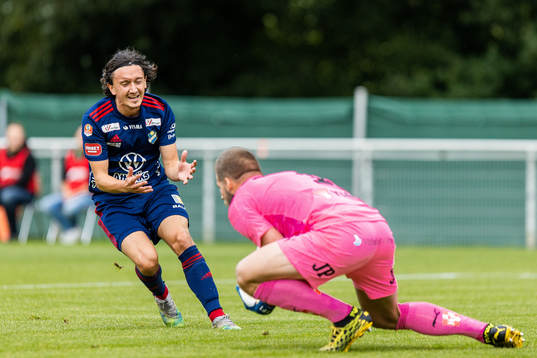 Östers Mattias Pavic och Jönköpings målvakt Frank