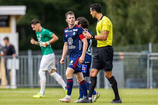 Östers Nicolas Mortensen diskuterar med domaren