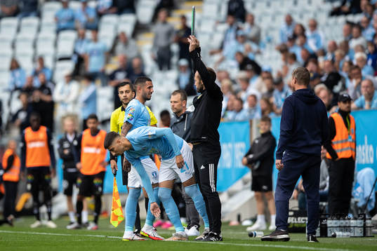 Malmö FFs Sergio Pena byts ut och Peter Gwargis byts in
