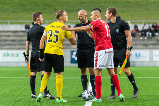 Lunds Stefan Arnshed och Kalmars Emin Nouri med domare