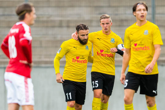 Lunds Filip Pivkovski (till vänster) jublar med Stefan