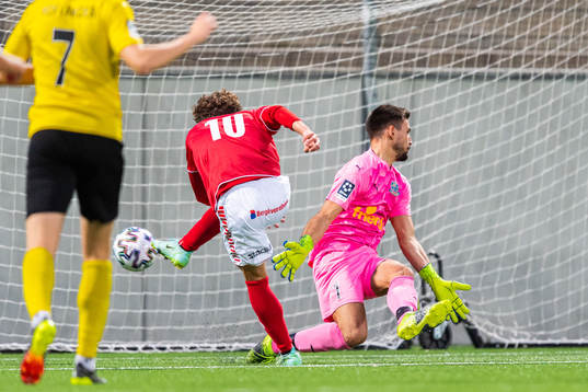 Kalmars Moustafa Benshi gör 1-2 bakom Lunds Målvakt Emir