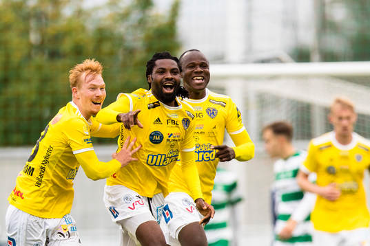 Falkenbergs Kwame Kizito gör 0-1 och jublar med Linus