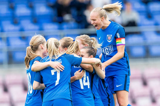 Eskilstunas Felicia Rogic jublar med lagkamrater