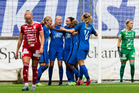 Eskilstunas Paulina Nyström (v) gör 2-0 och jublar med