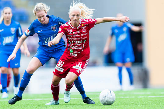Eskilstunas Emma Östlund i kamp om bollen med Piteås