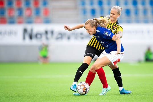 Synne Sofie Jensen of Vålerenga and Filippa Curmark of