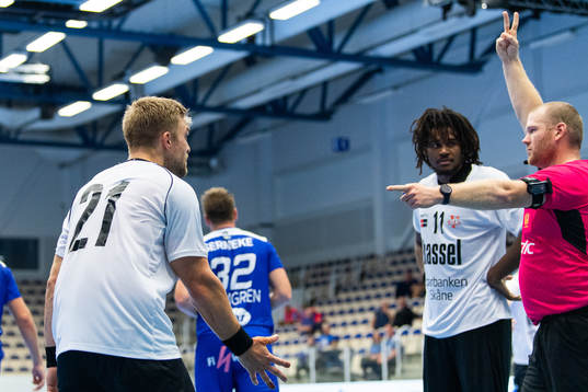 IFK Ystads Filip Långh reagerar mot domare Martin Strand
