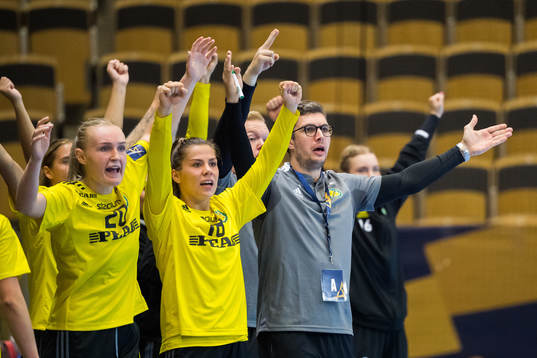 Thea Blomst, Laura Cecilie Jensen and head coach Rasmus
