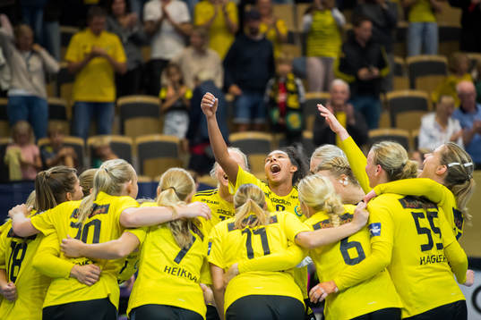 Jamina Roberts of Sävehof celebrates with team mates