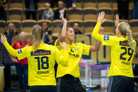 Jamina Roberts of Sävehof celebrates with team mates