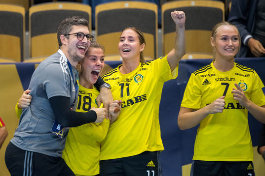 Head coach Rasmus Overby, Laura Cecilie Jensen and Elin