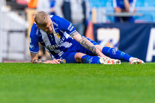 IFK Göteborgs Sebastian Eriksson tar sig mot foten