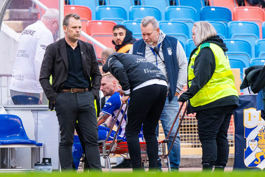 IFK Göteborgs Sebastian Eriksson lämnar plan på bår