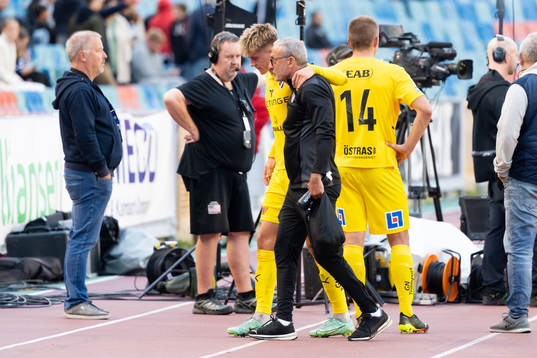 Halmstads Erik Ahlstrand får  hjälp att ta sig av planen