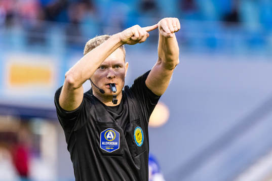 Domare Fredrik Klitte pekar på sin klocka