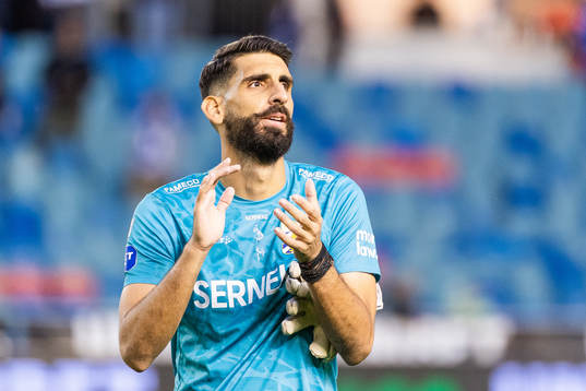 IFK Göteborgs målvakt Ioannis Anestis tackar publiken
