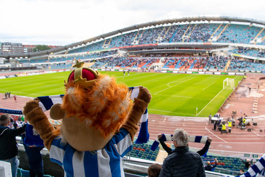IFK Göteborgs maskot Leo på läktaren innan