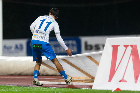 Värnamos Edvin Becirovic välter en skylt